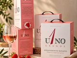 trois cartons de vin et un verre de vin posés sur une table