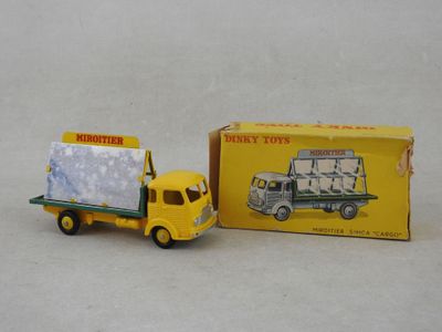 camionnetto jouet jaune et vert avec une caisse à l'arrière