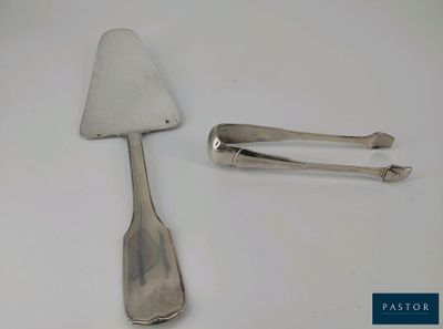une cuillère en argent et une spatule posées sur une table blanche