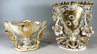 Lot de deux vases de mariée en porcelaine à décor de fleurs …