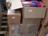 de nombreux cartons remplis d'articles posés sur une palette dans un entrepôt