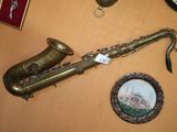un saxophone posé sur une table à côté d'une photo