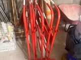 un tas d'objets rouges et blancs dans un garage