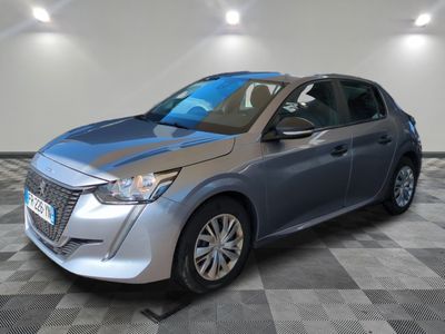la voiture argentée est garée sur le sol en damier d'un garage