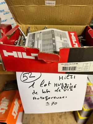 une boîte en carton remplie d'articles divers dans un magasin