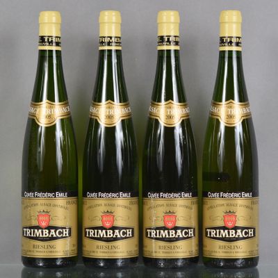trois bouteilles de vin sont alignées sur une table