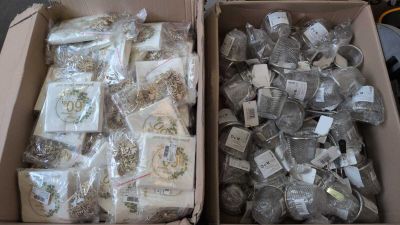 deux boîtes remplies d'objets de toutes sortes posées sur une table