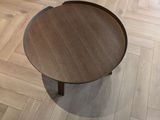 une table basse posée à même le sol dans la cuisine