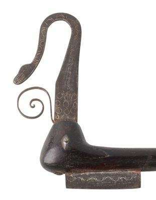 Récade Fon Dahomey, bois à patine brune, métal.