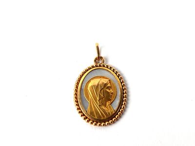 un gros plan sur un pendentif en or orné du portrait d'une femme