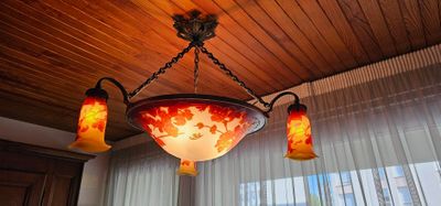 un lustre suspendu au plafond d'une pièce