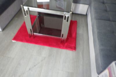 un tapis rouge posé par terre devant un micro-ondes