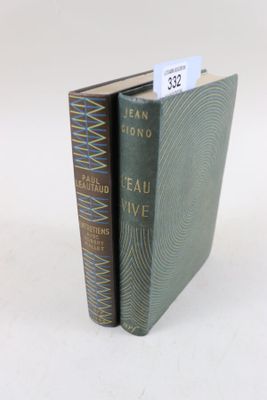deux livres posés l'un sur l'autre devant un fond blanc