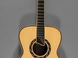 un gros plan d'une guitare acoustique sur fond gris