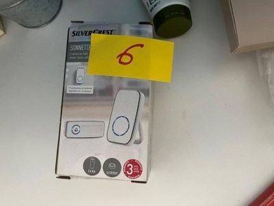 une boîte de télécommandes Nintendo Wii posée sur une table