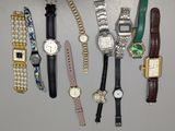 de nombreux modèles de montres exposés sur une table