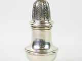 une salière ancienne en argent sur fond blanc