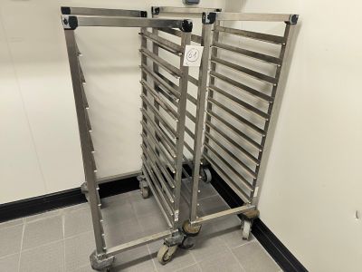 une étagère métallique sur laquelle sont posés plusieurs plateaux