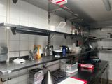 une grande cuisine avec beaucoup de plans de travail