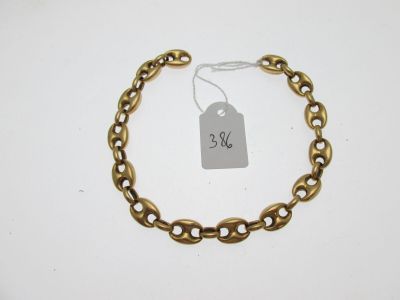gros plan d'une chaîne de bracelets portant une étiquette de prix