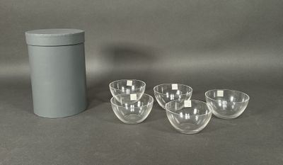 quatre verres et une boîte sur la table