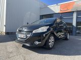 une voiture noire garée devant un bâtiment