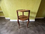 une petite table en bois surmontée d'une étagère