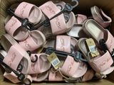 plusieurs paires de chaussures dans une boîte, avec leurs étiquettes