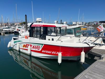 un bateau rouge et blanc amarré dans l'eau