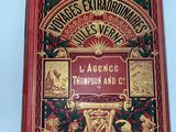 la couverture d'un livre rouge et doré sur fond bleu