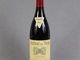 une bouteille de vin posée sur une table