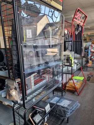 une vitrine qui contient de nombreux objets
