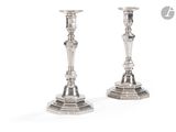 paire de chandeliers en argent sur fond blanc