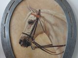 tableau représentant un cheval blanc muni d'une bride et d'un mors