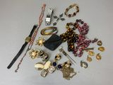 tout un tas de bijoux posés ensemble sur la table