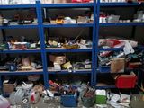 une pièce encombrée d'objets divers et variés