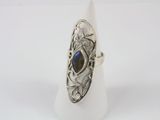 un gros plan d'une bague en argent sertie d'une pierre bleue