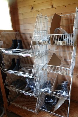 un porte-chaussures en métal sur lequel sont posées plusieurs paires de chaussures