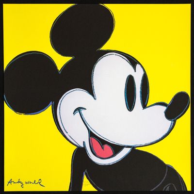 une image représentant une peinture de Mickey Mouse sur fond jaune