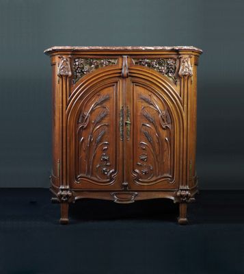 une image d'une armoire en bois avec des sculptures sur les portes