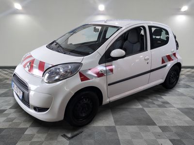 la photo d'une petite voiture blanche garée dans un garage