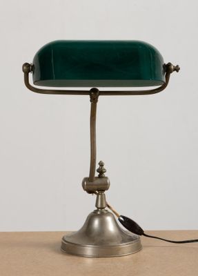 une photo d'une lampe de bureau avec un abat-jour vert