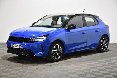 une voiture bleue garée sur le sol en damier d'un garage