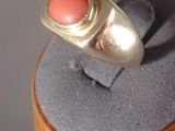 une bague en argent surmontée d'une pierre de corail