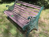 un banc en bois posé au milieu d'un champ herbeux