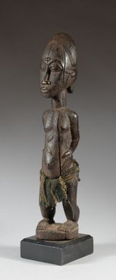 une image représentant une statue en bois d'un homme tenant un couteau