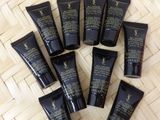 un tas de tubes noirs posés sur un plancher en bois