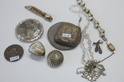 un grand nombre d'objets posés sur une table