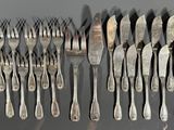 beaucoup de fourchettes et de cuillères sur la table