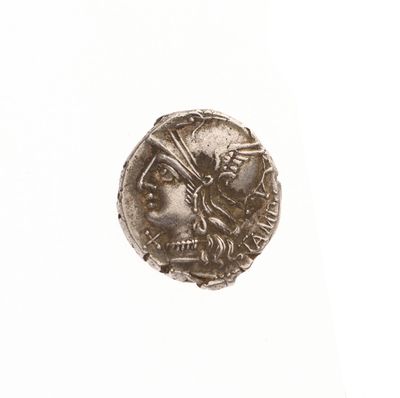 gros plan d'une pièce de monnaie sur une surface blanche avec un fond blanc